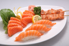BS3 8 sashimi saumon , 3 sushi saumon , 2 brochettes saumon
