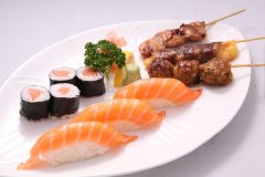BS6 4 maki saumon , 2 sushi saumon , 3 sashimi saumon , 3 brochettes : poulet, boulette de poulet,boeuf au fromage