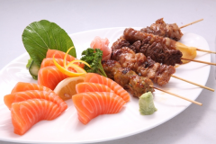BS7 9 sashimi saumon , 5 brochettes : aile de poulet ,poulet,boeuf,boulette de poulet,boeuf au fromage