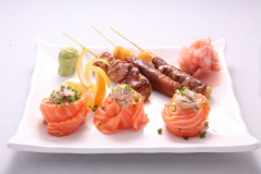 K3 3 saumon roll avec thon cuit,  2 brochettes boeuf au fromage, 1 brochette poulet