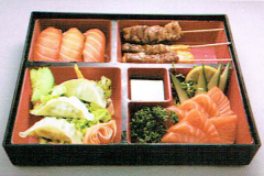 MB1 3 sushi saumon, 3  raviolis japonais , 8 sashimi saumon, 3 brochettes: 1 poulet, 2 boeuf au fromage