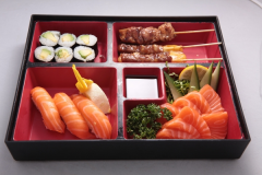 MB2 3 sushi saumon, 8 maki avocat, 8 sashimi saumon, 3 brochettes: 1 poulet, 2 boeuf au fromage