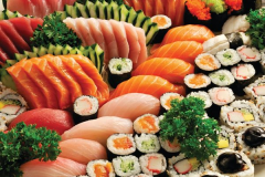 Menu familliale (pour 4 pers) 16 sushi assortiments (saumon,thon,daurade,maquereau), 8 futomaki, 24 sashimi assortiments (saumon,thon,daurade,maquereau), 40 maki assortiment (maki, california,printemps roll, soja roll , saumon roll)