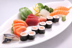 S6 14 sashimi assortiment (saumon ,thon,daurade,maquereau), 2 sushi saumon, 8 maki saumon