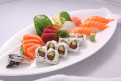S7 14 sashimi assortiment (saumon,thon,daurade,maquereau), 3 sushi saumon, 8 california maki saumon avocat